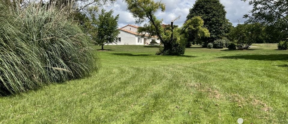 Maison de campagne 6 pièces de 175 m² à Meursac (17120)