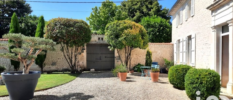 Maison de campagne 9 pièces de 260 m² à Salles-d'Angles (16130)