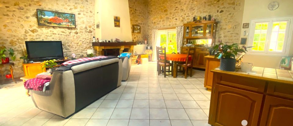 Country house 9 rooms of 230 m² in Thorée-les-Pins (72800)