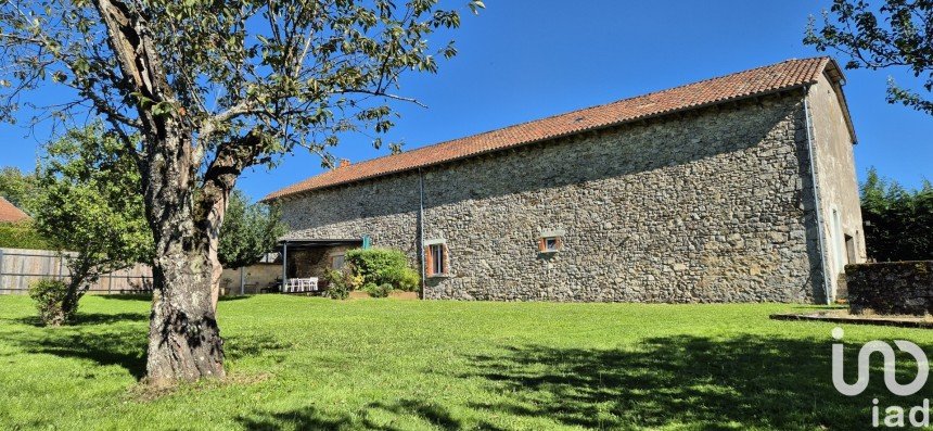 Maison 7 pièces de 310 m² à Saint-Mamet-la-Salvetat (15220)