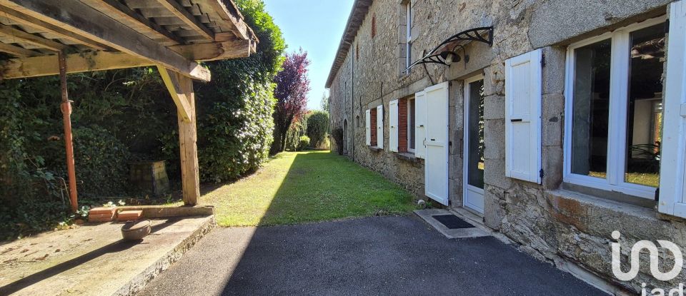 Maison 7 pièces de 310 m² à Saint-Mamet-la-Salvetat (15220)