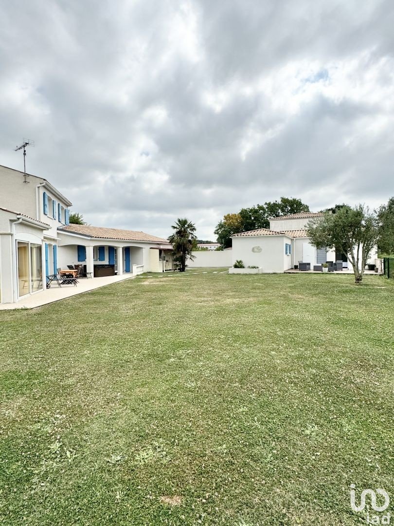 Maison 7 pièces de 205 m² à Saint-Sulpice-de-Royan (17200)