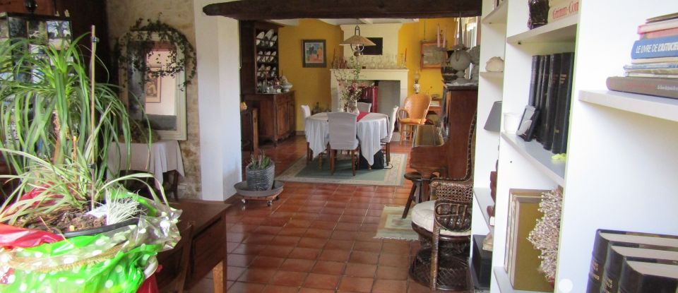 House 8 rooms of 187 m² in Le Gua (17600)