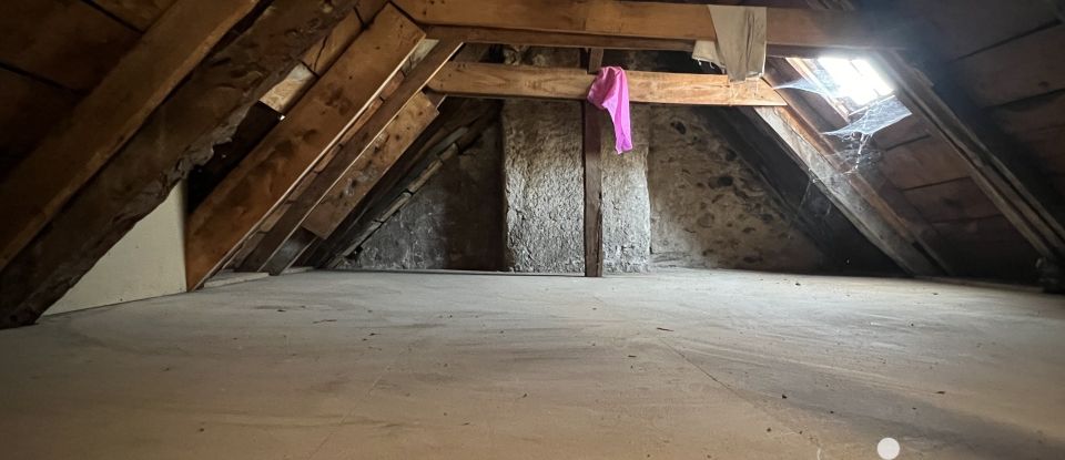 Maison 5 pièces de 102 m² à Sainte-Eulalie-d'Olt (12130)