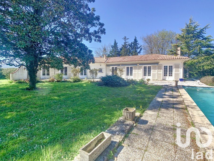 Maison traditionnelle 7 pièces de 221 m² à - (85400)