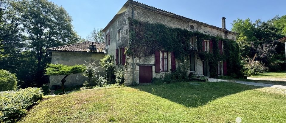 Maison 9 pièces de 257 m² à Villebois-Lavalette (16320)