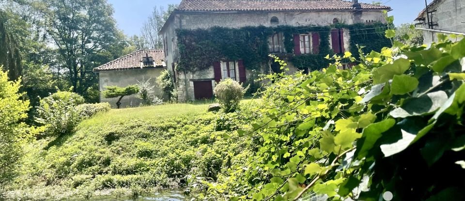 Maison 9 pièces de 257 m² à Villebois-Lavalette (16320)