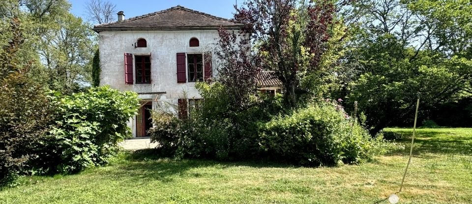 Maison 9 pièces de 257 m² à Villebois-Lavalette (16320)