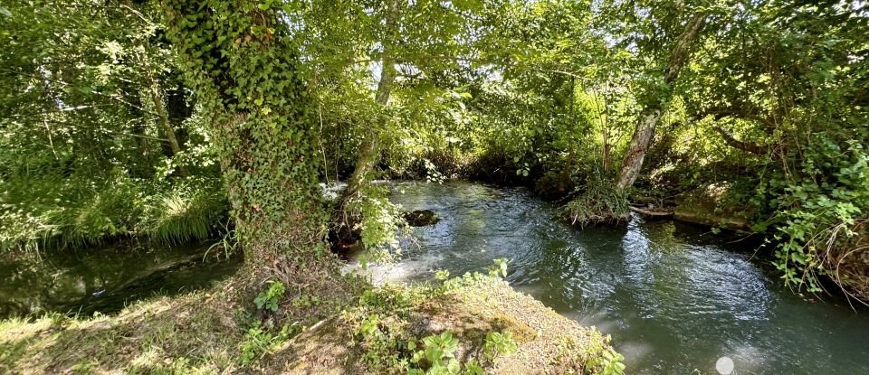 Maison 9 pièces de 257 m² à Villebois-Lavalette (16320)