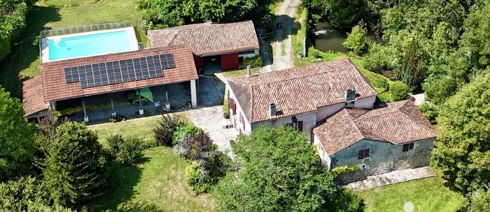 Maison 9 pièces de 257 m² à Villebois-Lavalette (16320)