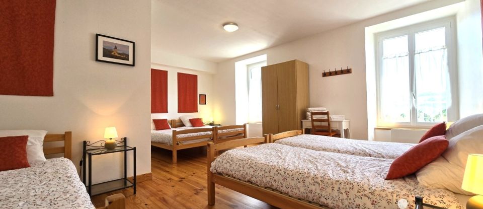 Lodge 30 rooms of 900 m² in Tauves (63690)