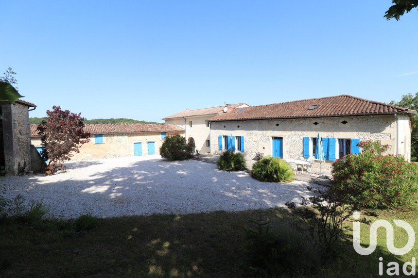 Traditional house 8 rooms of 384 m² in Sainte-Colombe (17210)