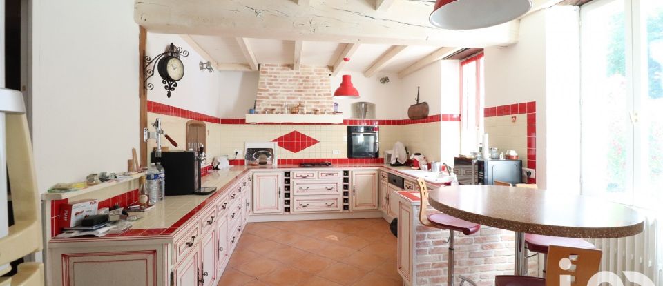 Traditional house 8 rooms of 384 m² in Sainte-Colombe (17210)