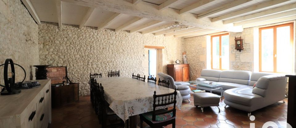 Traditional house 8 rooms of 384 m² in Sainte-Colombe (17210)