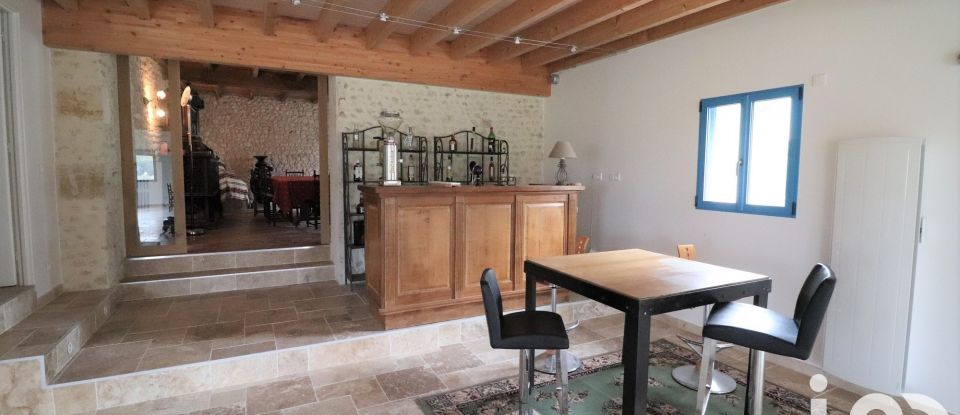 Traditional house 8 rooms of 384 m² in Sainte-Colombe (17210)