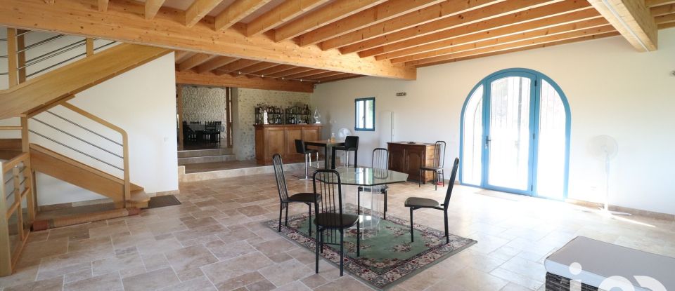 Traditional house 8 rooms of 384 m² in Sainte-Colombe (17210)