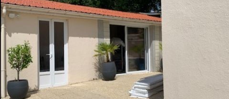 House 6 rooms of 140 m² in Béruges (86190)