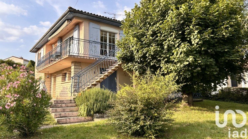 House 5 rooms of 140 m² in Ruelle-sur-Touvre (16600)