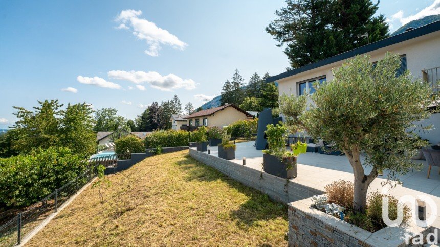 Maison traditionnelle 7 pièces de 192 m² à Bossey (74160)