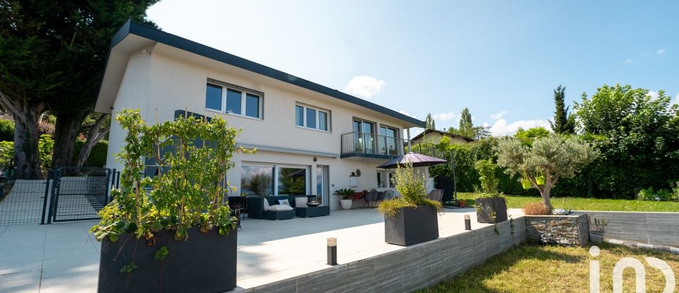 Maison traditionnelle 7 pièces de 192 m² à Bossey (74160)