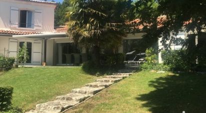 House 5 rooms of 166 m² in Saintes (17100)