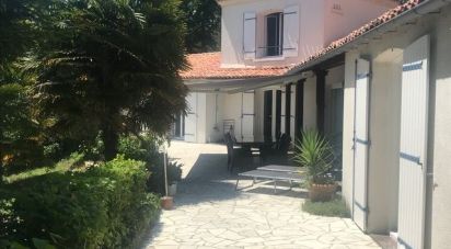 House 5 rooms of 166 m² in Saintes (17100)