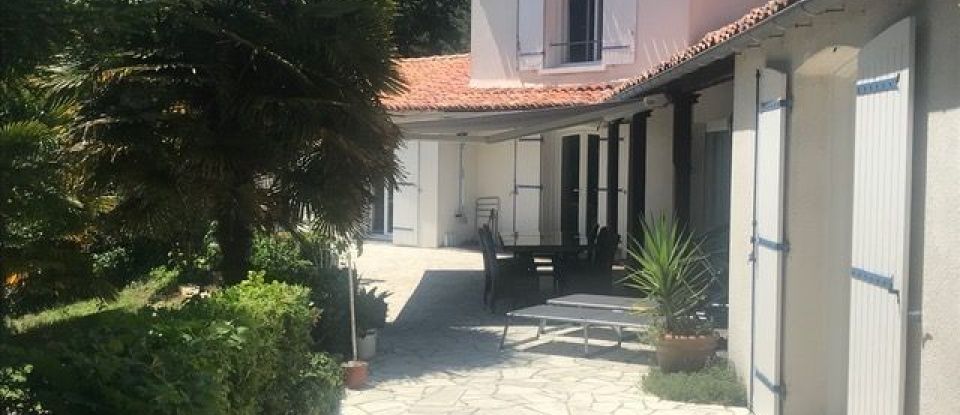 House 5 rooms of 166 m² in Saintes (17100)