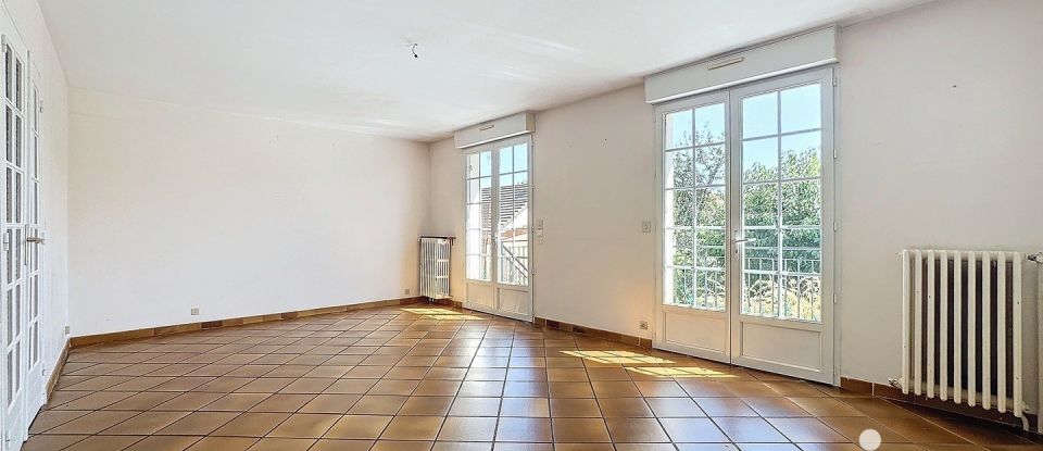 Traditional house 9 rooms of 155 m² in La Ville-du-Bois (91620)