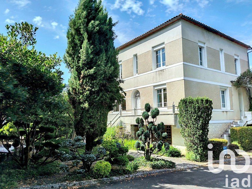 House 17 rooms of 400 m² in Montbron (16220)