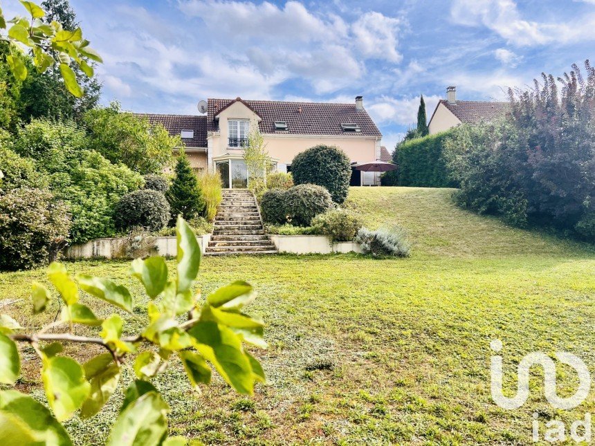 Maison traditionnelle 8 pièces de 170 m² à Verneuil-sur-Seine (78480)