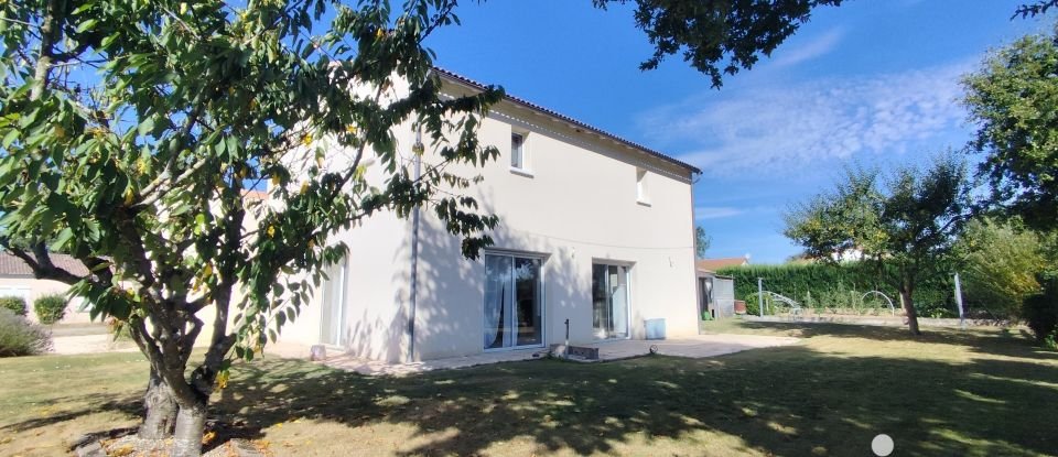 Maison 6 pièces de 180 m² à Amailloux (79350)