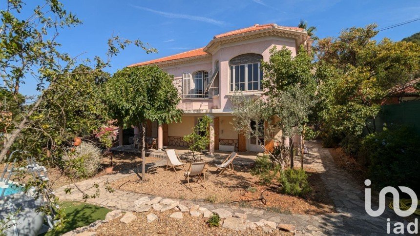 Maison traditionnelle 8 pièces de 176 m² à Toulon (83200)