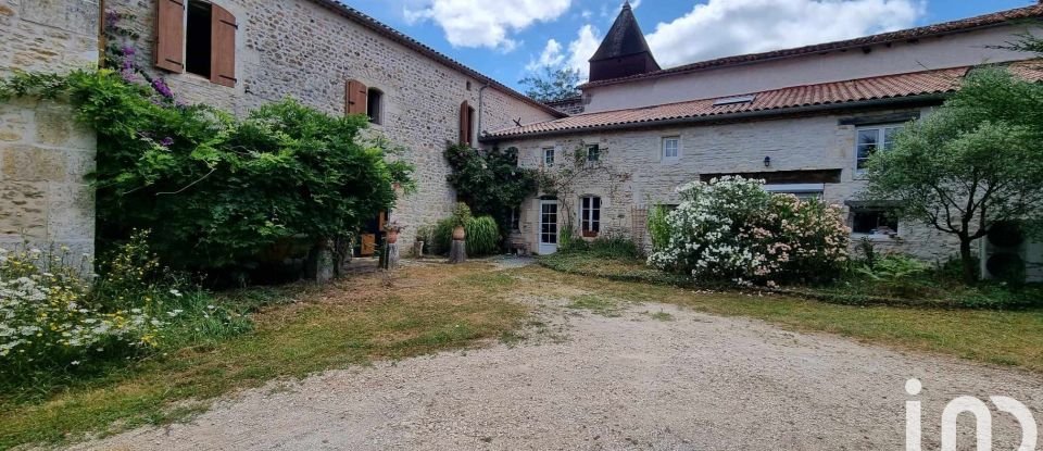 House 12 rooms of 379 m² in La Tâche (16260)