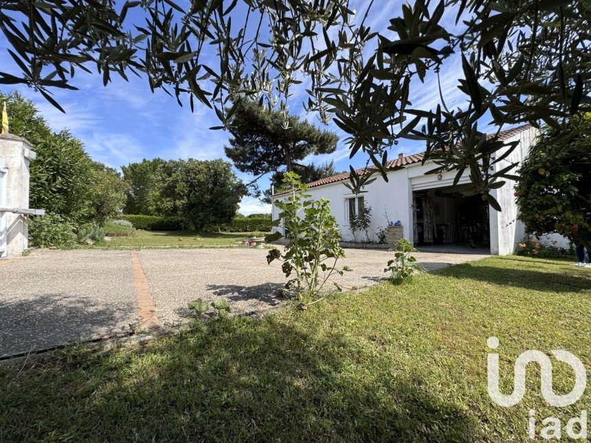 Traditional house 6 rooms of 110 m² in Sainte-Marie-de-Ré (17740)