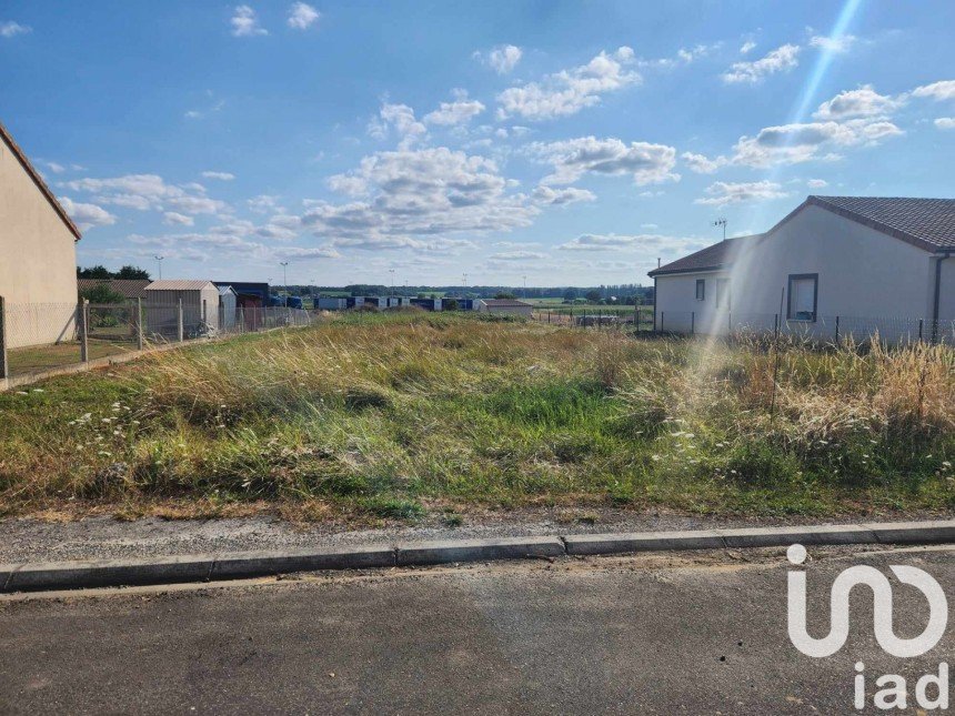 Land of 1,100 m² in Doussay (86140)