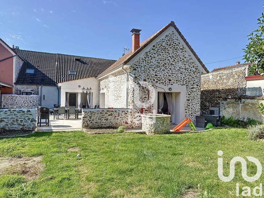 Village house 6 rooms of 196 m² in Pierre-Levée (77580)