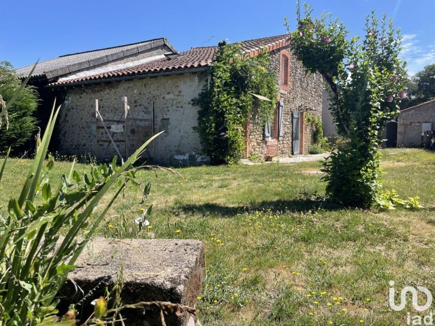 House 4 rooms of 94 m² in Lathus-Saint-Rémy (86390)