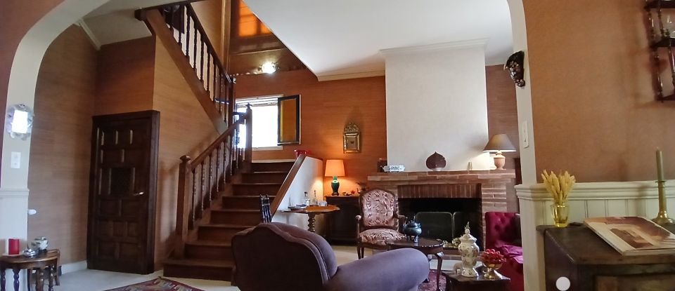 Mansion 8 rooms of 221 m² in Moissac (82200)