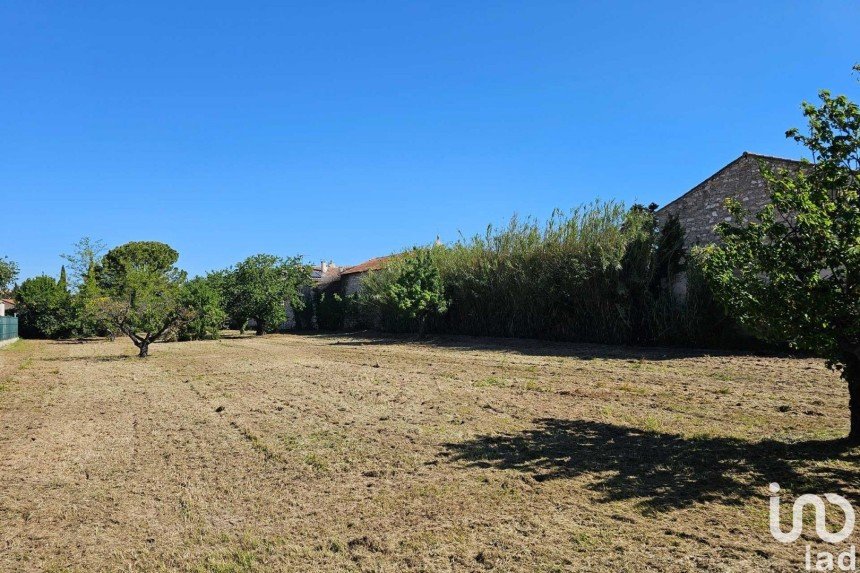 Terrain de 2 452 m² à Mouriès (13890)