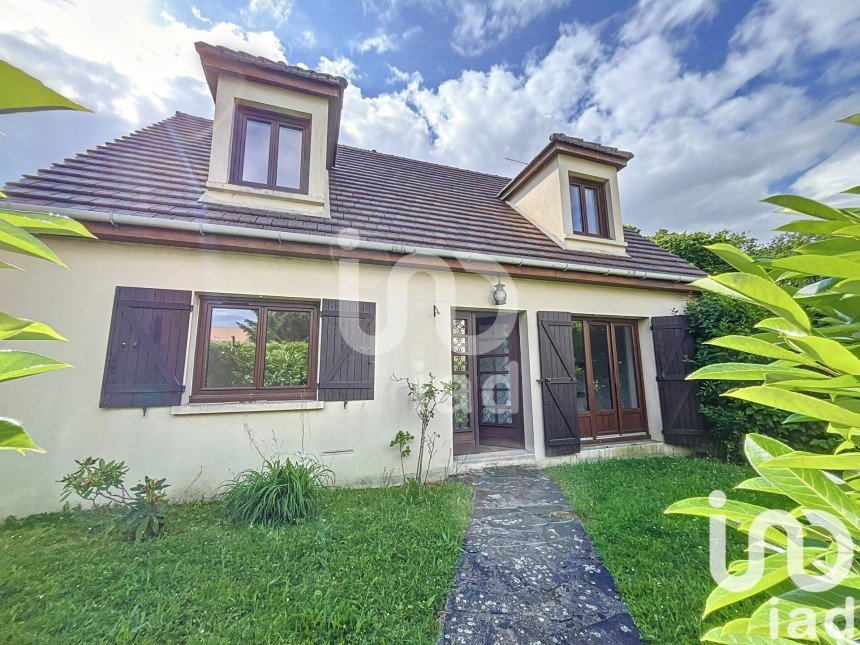 Traditional house 7 rooms of 118 m² in Saint-Arnoult-en-Yvelines (78730)