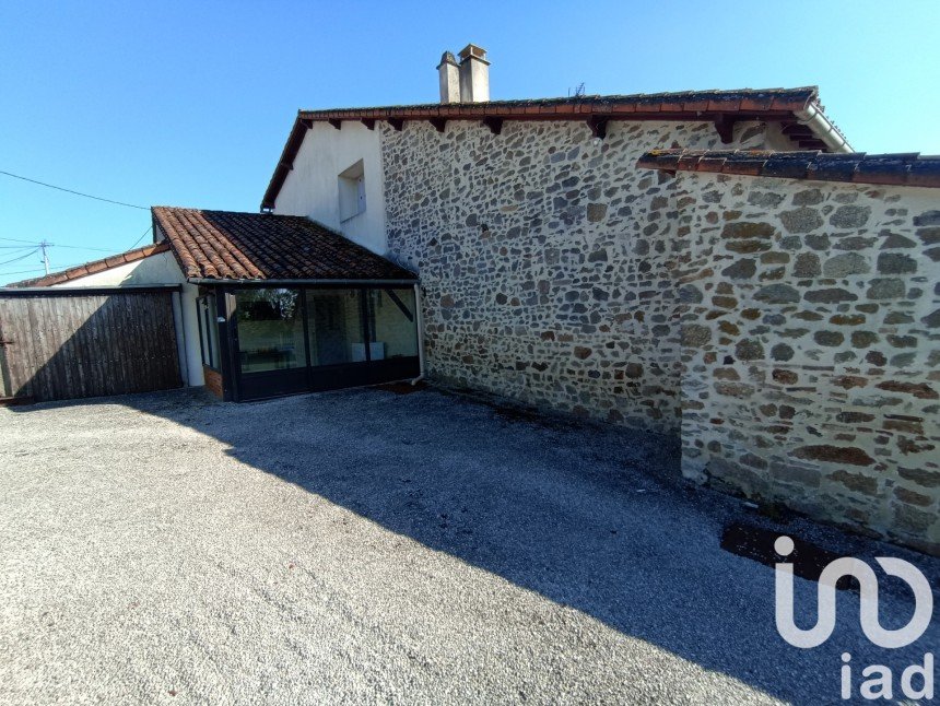 House 6 rooms of 151 m² in Pompaire (79200)