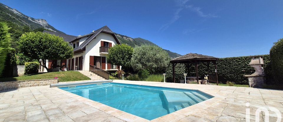 House 8 rooms of 175 m² in Le Gua (38450)