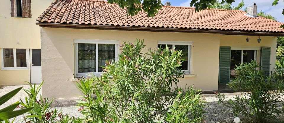 Traditional house 6 rooms of 137 m² in Pons (17800)