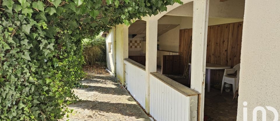 Traditional house 6 rooms of 137 m² in Pons (17800)