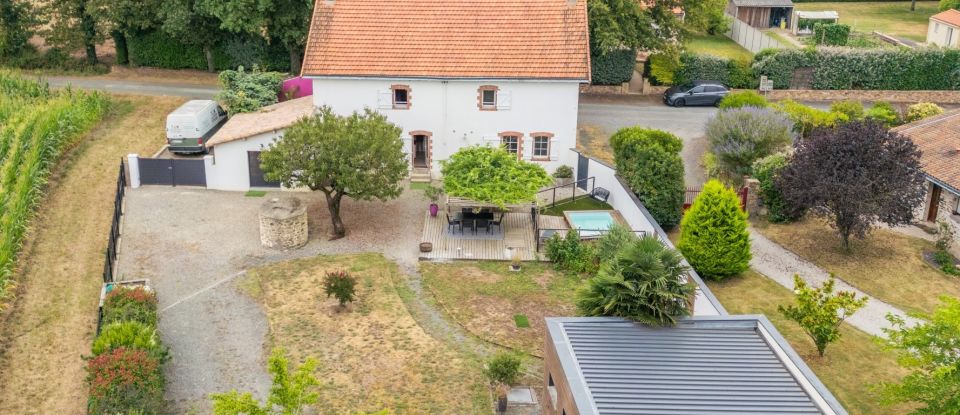 Country house 9 rooms of 203 m² in Boufféré (85600)