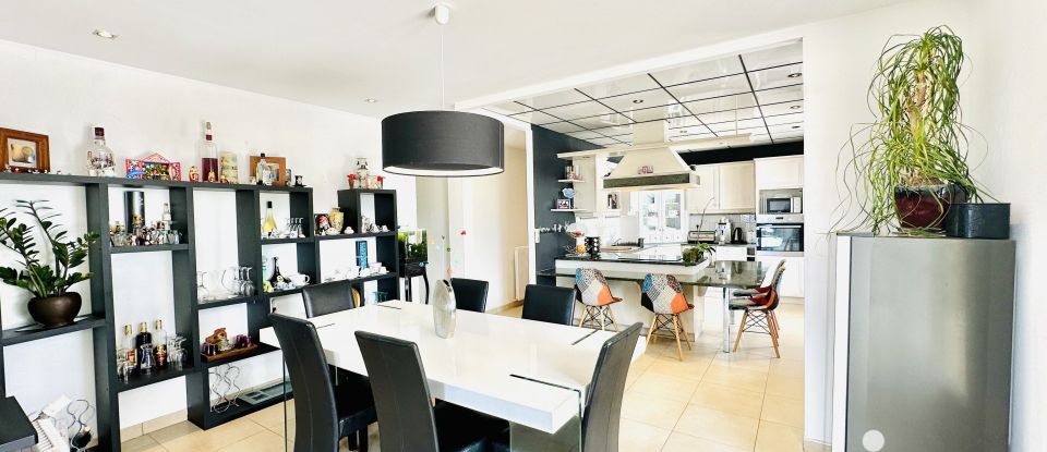 Maison 11 pièces de 229 m² à Lagor (64150)