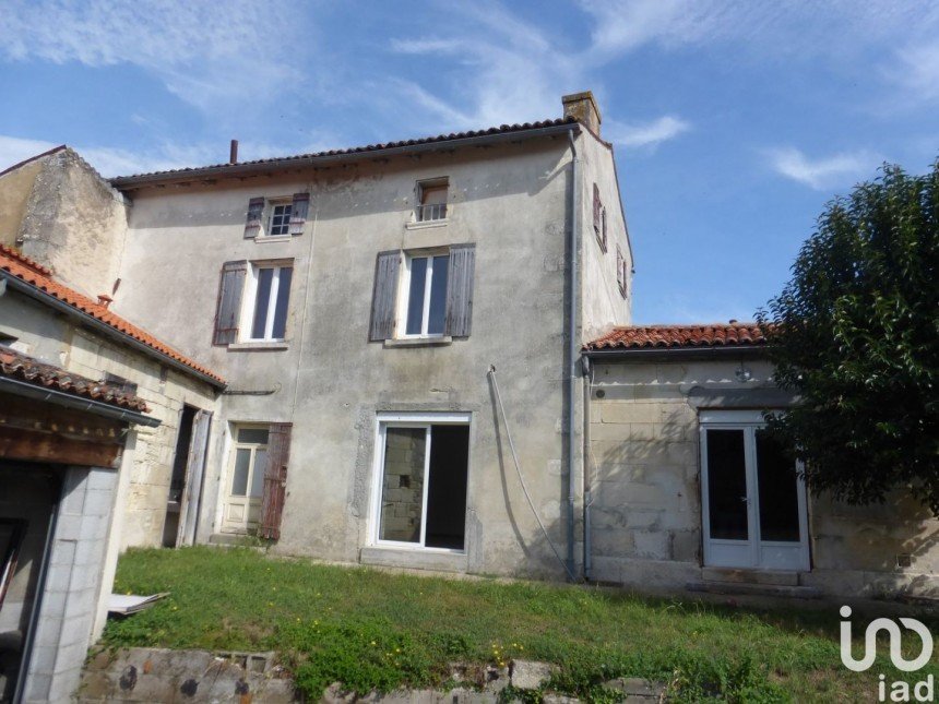 House 7 rooms of 143 m² in Saint-Jean-d'Angély (17400)