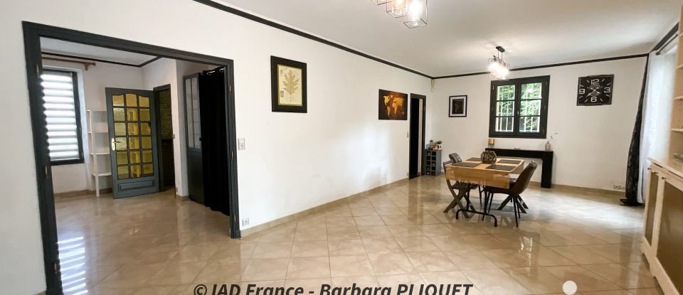 House 6 rooms of 179 m² in Le Mesnil-Saint-Denis (78320)