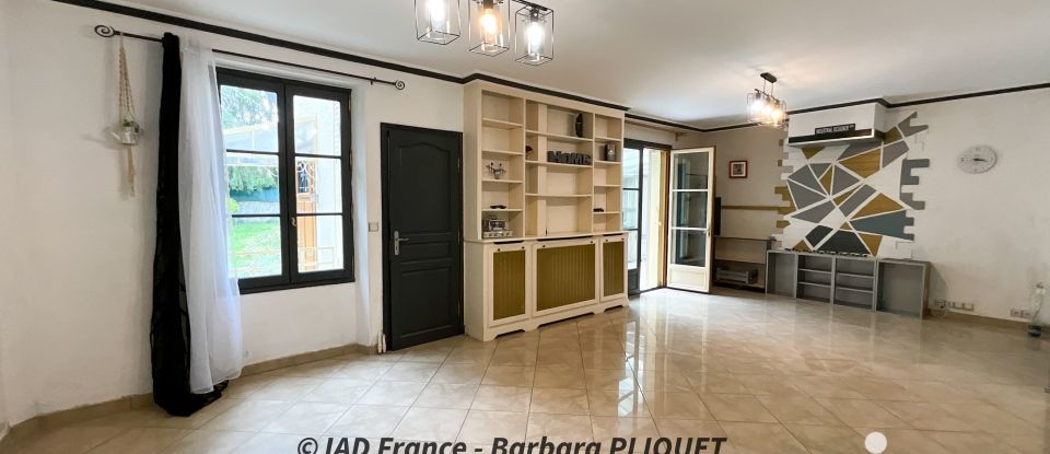 House 6 rooms of 179 m² in Le Mesnil-Saint-Denis (78320)