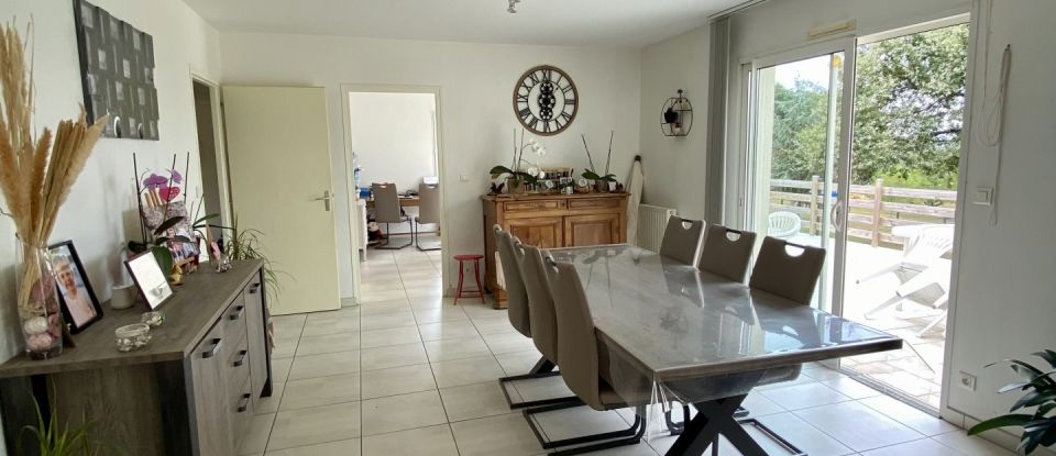 House 5 rooms of 114 m² in Exireuil (79400)